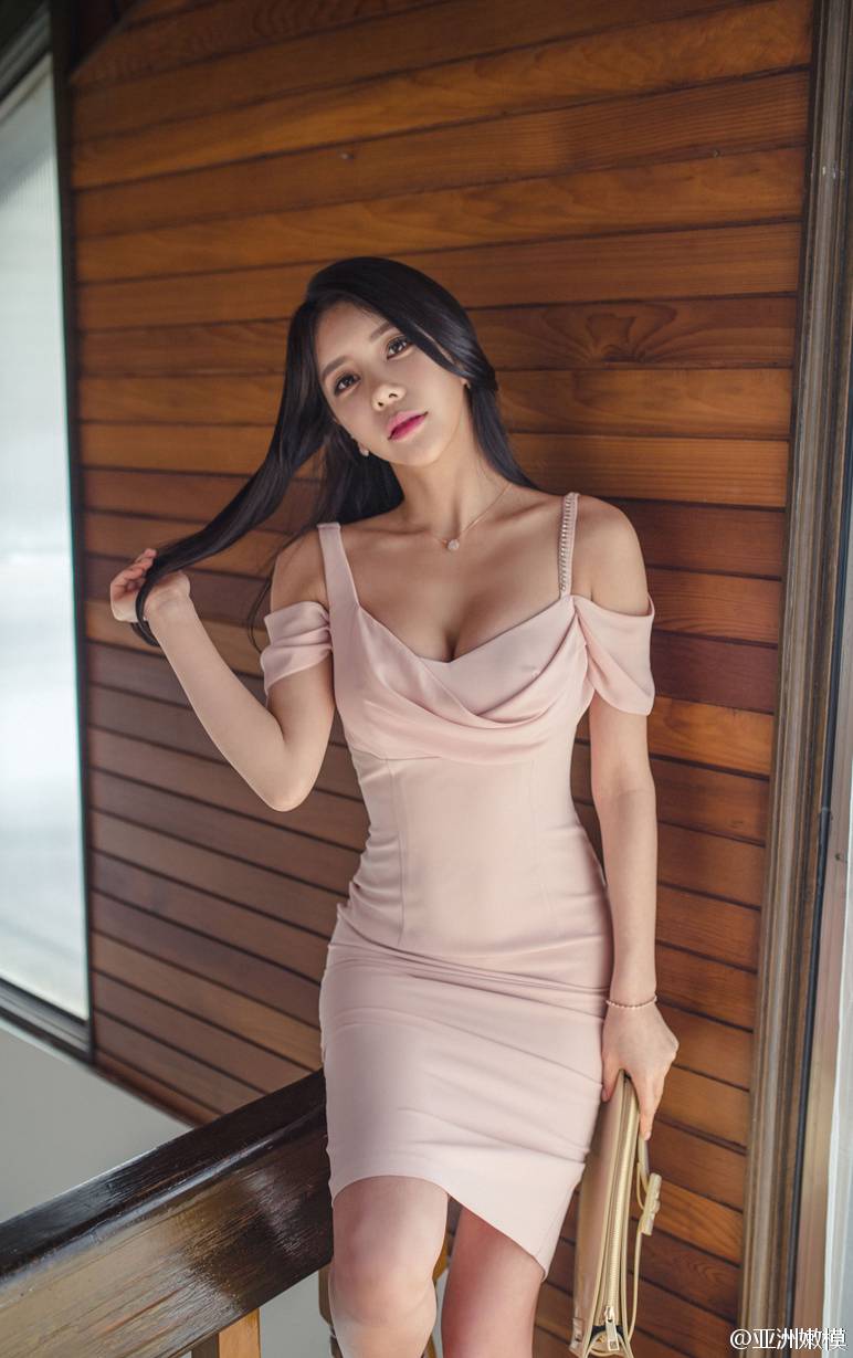 韩国美胸美女短裙写真