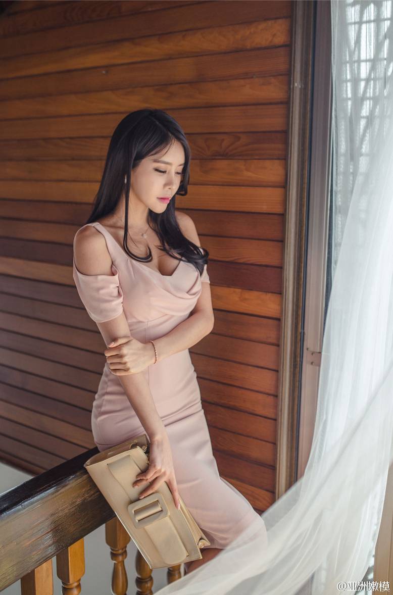 韩国美胸美女短裙写真